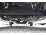 車両後方からの下回りです。マフラー防錆塗装や下回り防錆施工等も可能でございます。