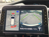 後方の視界を広げるバックモニターで、安全な車庫入れや発進をサポート。狭い場所でも、周囲の状況をしっかり確認できます。