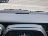 ヘッドアップディスプレイは運転者の目線上に必要な情報を映し出す装備です。視線移動を減らし、道路状況と運転に必要な情報を同時に確認することが出来ます。