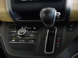 車内を快適に、オートエアコンを装備しています。