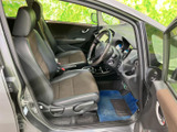 運転席からの視界は広く、運転操作もスムーズに行えます。シートの座り心地も良く、長距離運転でも疲れにくい設計です。