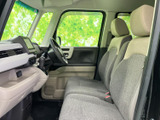 ドライバーの操作性を考慮した配置。スムーズな操作で、安全運転をサポートします。快適なドライブを約束します。