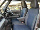 視界の良い運転席は、安全運転をサポート。操作しやすい配置で、スムーズなドライビングを可能にします。快適な運転環境です。