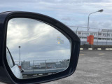 【ブラインドスポットアシスト】車線変更時に目視できない車を検知すると、検知した側のミラーに警告ライトが点灯。更にステアリングを制御し、アシストします。