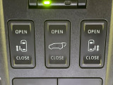 【両側パワースライドドア】スマートキーや運転席のスイッチで後席両側スライドドアの開閉が可能♪電動だから力を入れてドアを開ける必要が無く、小さなお子様でも簡単に開け閉めでき快適です♪