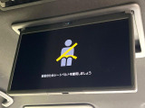 【13.2型有機ELフリップダウン】三列目からでも迫力のエンタメが観れる大画面フリップダウン。有機ELのモニターでは、一般的なフリップダウンよりも高コントラストでキレイな映像を楽しめます。
