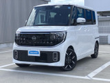 精悍なフロントマスクが視線を惹きつけます。シャープなラインが都会的で洗練された印象を与え、一際目を引くスタイルです。