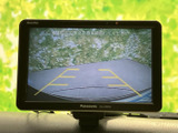 後方確認をサポートするモニター画面は、安全な運転に貢献。狭い道や駐車時にも安心です。