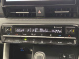 オートエアコンは温度を設定するだけで、自動で風量などを設定してくれます。運転しながら操作も必要ないので、安全性も向上します。