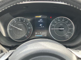 視認性の高いメーターで、速度やエンジン回転数を一目で確認できます。運転に必要な情報を的確に伝え、安全な運転をサポートします。デザインも洗練されています。