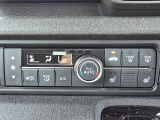 車内環境を自動でコントロールするフルオートエアコン。長距離ドライブも快適です。