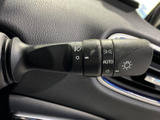 操作しやすい位置に配置されたウインカーレバーで、安全な車線変更をサポート。直感的な操作感で、スムーズな運転をアシストします。