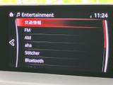 様々な音源に対応し、快適なドライブを演出。ラジオやBluetooth接続で、お好みの音楽をお楽しみいただけます。情報表示も見やすく操作も簡単。