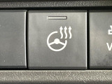 【ステアリングヒーター】冬場に冷たくなりやすい革巻きステアリングを、スイッチ一つで素早く適温に!エアコンよりも早く温まってくれるので、寒い日の運転も快適になりますね♪