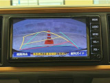 バックガイドモニター付きです。車の後方に小型カメラが付いており、バックする際の後方の様子をモニター上に表示します。