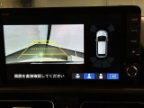 リバースギアに入れるだけで後方の表示へ切り替わります。夜間や雨の日の駐車も楽になりますよ。