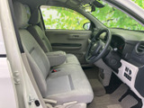 運転席からの視界は良好。操作しやすい配置で、快適なドライビングをサポートします。長距離運転も疲れにくい空間です。
