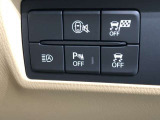 コーナーセンサーを車の前後に装備。障害物までの距離に応じて警告音を変えてお知らせ。縦列駐車時や駐車場・車庫などでの取り回しをサポートします。詳細は販売店スタッフまでおたずねください。