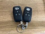 【スマートキー】 スマートキーを携帯していれば、ドアハンドルのボタンを押してロックの解除ができ、パワースライドドアもワンタッチで開閉できます。