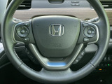 握りやすいステアリングで、快適な運転操作をサポートします。操作性にも優れ、スムーズなドライビングを実現します。