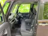運転席からの視界は良好です。操作系の配置も使いやすく、運転に集中できます。安全装備も充実しており、安心です。