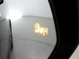 &rdquo;隣の車線を走る車両をレーダーで検知し、ドアミラーでは確認しにくい後側方エリアに存在する車両に加えて、急接近してくる車両も検知します。車両を検知するとドアミラーに搭載されたLEDインジケーターが点灯