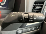 車外の明るさに応じでライトを点灯、消灯してくれるオートライト機能です☆お天気の良い昼間のトンネル走行などオートにしてると便利で安心です☆エンジン停止時にライトの消し忘れも無くなります☆