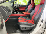 ドライバー視点からの眺界も広く、運転に集中できます。上質なシート素材が、快適なドライブをサポートします。