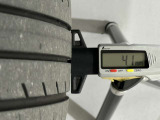 夏タイヤの残り溝は4.1mmです。スリップラインからは2.4mmとなっております。