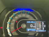重要な情報を一目で確認できるメーターパネルです。運転に必要な情報を的確に捉え、安全運転をサポートします。