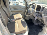 運転しやすいシンプルなコクピット。視界が広く、操作性にも優れています。快適な運転環境を約束します。