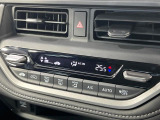 【オートエアコン】一度お好みの温度に設定すれば、車内の温度を検知し風量や温度を自動で調整。暑い&hellip;寒い&hellip;と何度もスイッチ操作をする必要はありません。快適な車内空間には必須の機能ですね♪