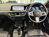 コックピットは、BMWらしくセンター・コンソールがドライバーに向けて傾けられた設計になっています。