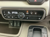 オートエアコンで、毎日のドライブを快適に。温度、風量を自動で調整し、理想的な車内環境を提供します。