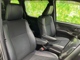 運転席からの視界は広く、運転操作もスムーズに行えます。座り心地の良いシートで、快適なドライブをお楽しみください。