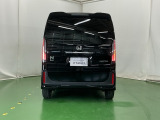 後席の窓には外から車内が見えにくくなるプライバシーガラスを採用。周りを気にせずリラックスして過ごせます