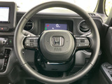 手に馴染む形状で、快適なドライビングを実現。操作性にも優れており、運転の楽しさを向上させます。握り心地の良いステアリングで、長距離運転も疲れにくいです。