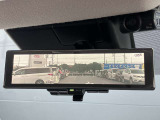 【インテリジェントルームミラー】はリアカメラが車両後方を映し出すので、いつでもクリアな後方視界を確保!夜間や悪天候の運転でも安心です♪