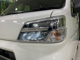 【LEDヘッドライト】悪天候や夜間走行時も良好な視界を確保し安心して運転できる高輝度LEDヘッドライトを装備!点灯速度が早く、消費電力も抑えられています。