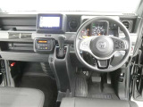 運転席からの視界はこんな感じです☆お気軽にご来店いただき、実際に座って是非お確かめください。ドライバーに寄り添う快適な操作フィールをもたらすステアリングです。