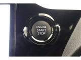 スマートエントリー&プッシュスタートはキーをバッグ等に携帯している時にブレーキを踏んでスタートボタンを押すとエンジンが始動します。車内に忘れた場合にはロック出来ませんので締め忘れの心配もなくなります!