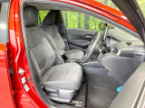 運転席まわりには十分なスペースがあり、大柄な方でもゆったり運転していただける環境です。