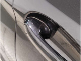 【デザインとの融合】BMWデザイナーが創り出したボディデザインを損なう事のない様に配置とデザインに拘っています。ドアノブについてもBMWの拘りに妥協はありません。