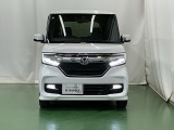 LEDヘッドライトを装備しています。LEDヘッドライトはとても明るく、雨の日や夜間走行も安全・安心です。オートライトコントロール付きで周囲の明るさに応じて自動で点灯・消灯します