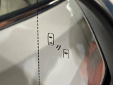 【ブラインドスポットモニター】走行中、ドアミラーの死角になりやすい箇所に後続車が接近するとサイドミラーのレンズに警告を表示!ドライバーに注意喚起をしてくれます。