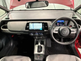 使いやすいレイアウトのダッシュボード周辺です。オートエアコンや小物入れなど嬉しい装備が満載です。