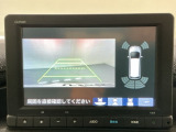 リバースギアに入れるだけで後方の表示へ切り替わります。夜間や雨の日の駐車も楽になりますよ。