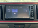 ラジオやBluetooth接続で、お気に入りの音楽を楽しめます。TV機能も搭載し、停車中にはエンターテインメント性も高められています。