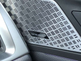 ハーマンカードンのカースピーカーは良質な音を届けると同時に、その先にある車内空間における上質な&ldquo;音楽体験&rdquo;も提供している。