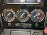 寒い冬も暑い夏も全席に快適な空調を届けてくれる、ダイヤル式エアコンを装備♪